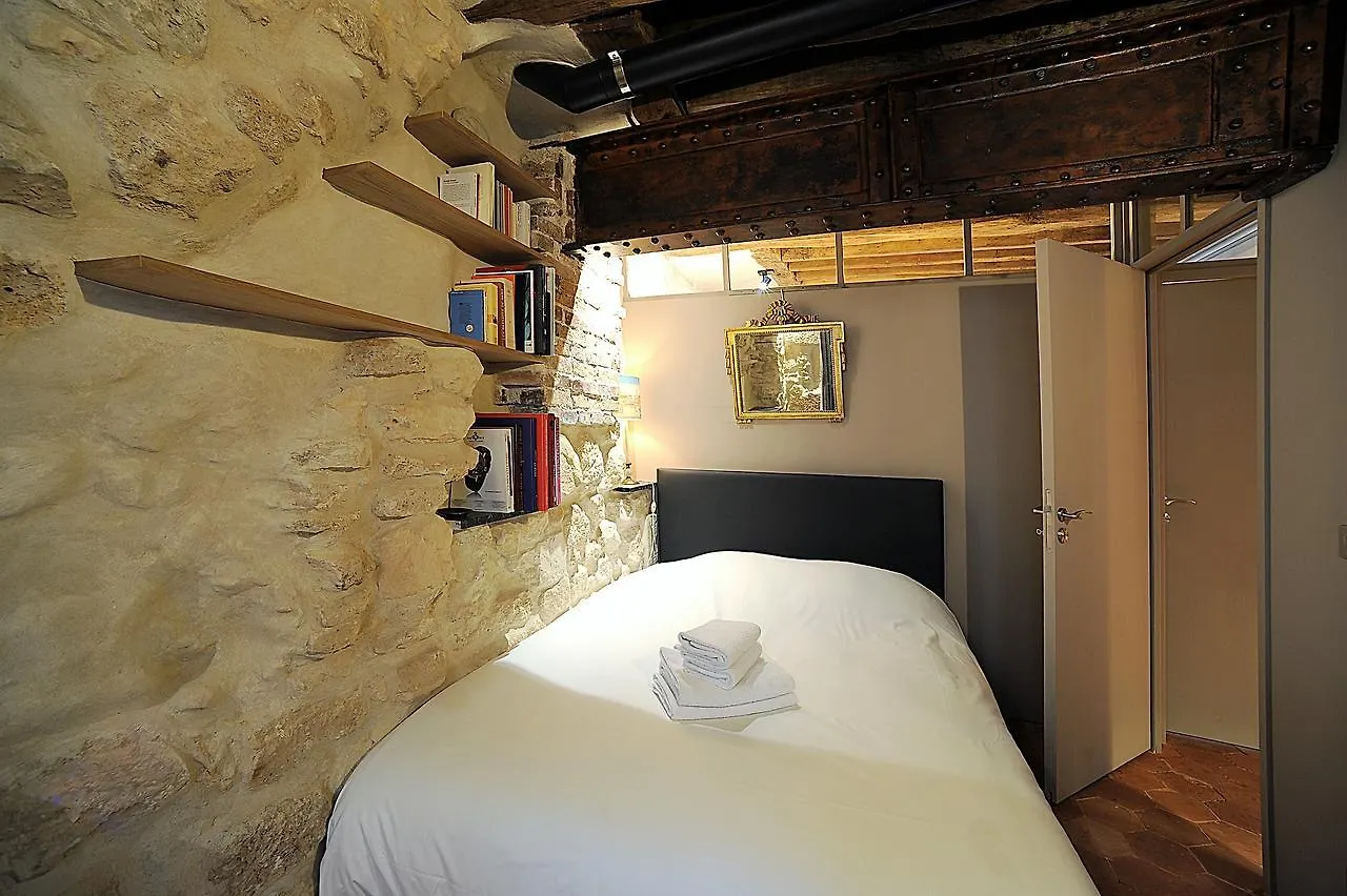 Beautiful Apartment In Historical Marais Paříž